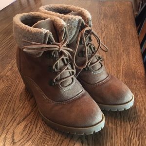 Buckskin beige wedge heel hiking booties suede 7.5
